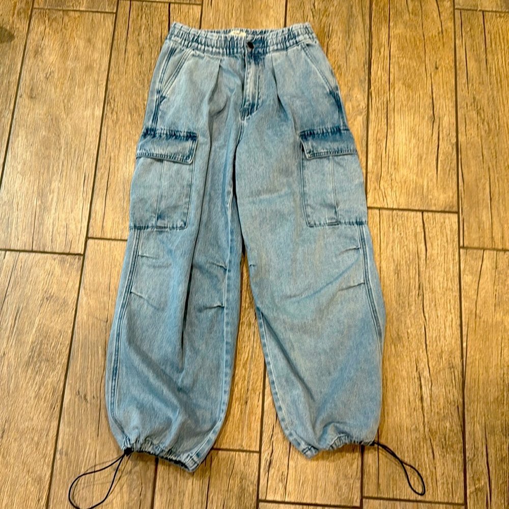 NWOT Easel Brand Cargo pants with parachute ankle ties. High waisted.